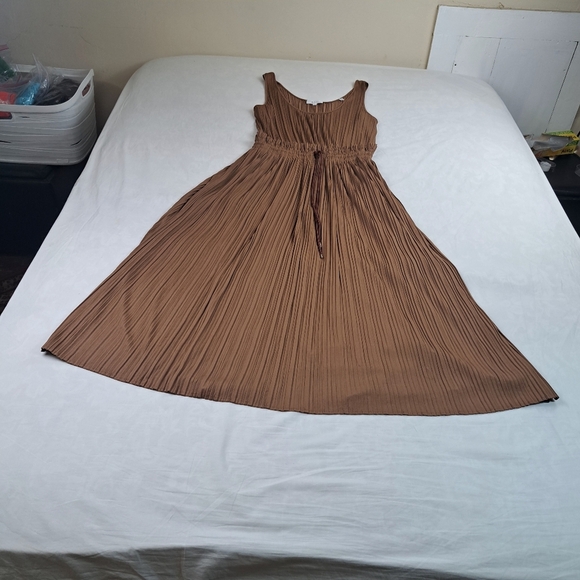 A.L.C. 'Val' Pleated Drawstring-Waist Midi Dress in Rawhide Brown Size L - Picture 10 of 16